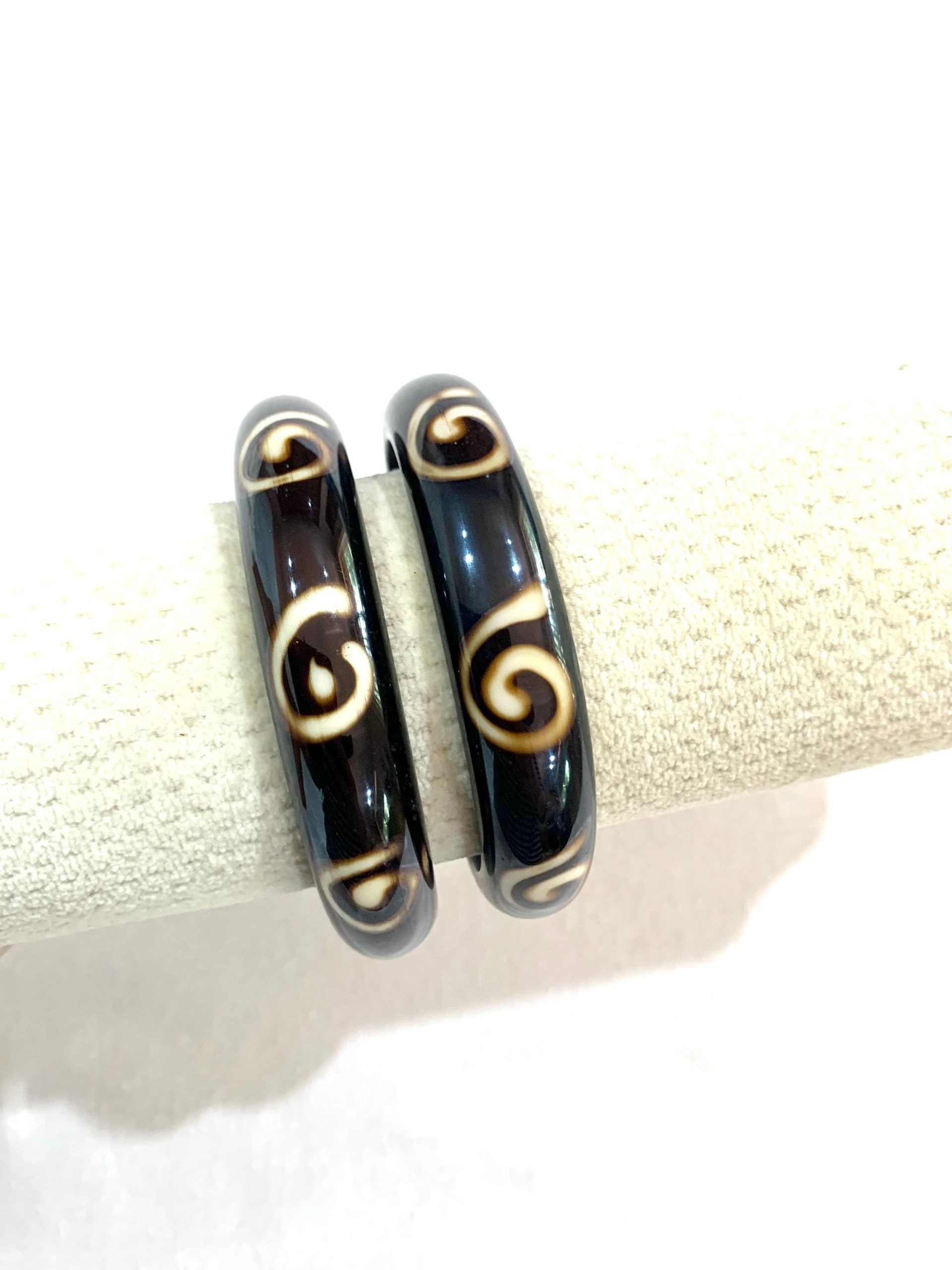 Set of 2 Bangle Swirl Natural Horn Pattern Bangles, Handcrafted Stackable Organic Bracelets, Tribal Polished Horn Jewellery.