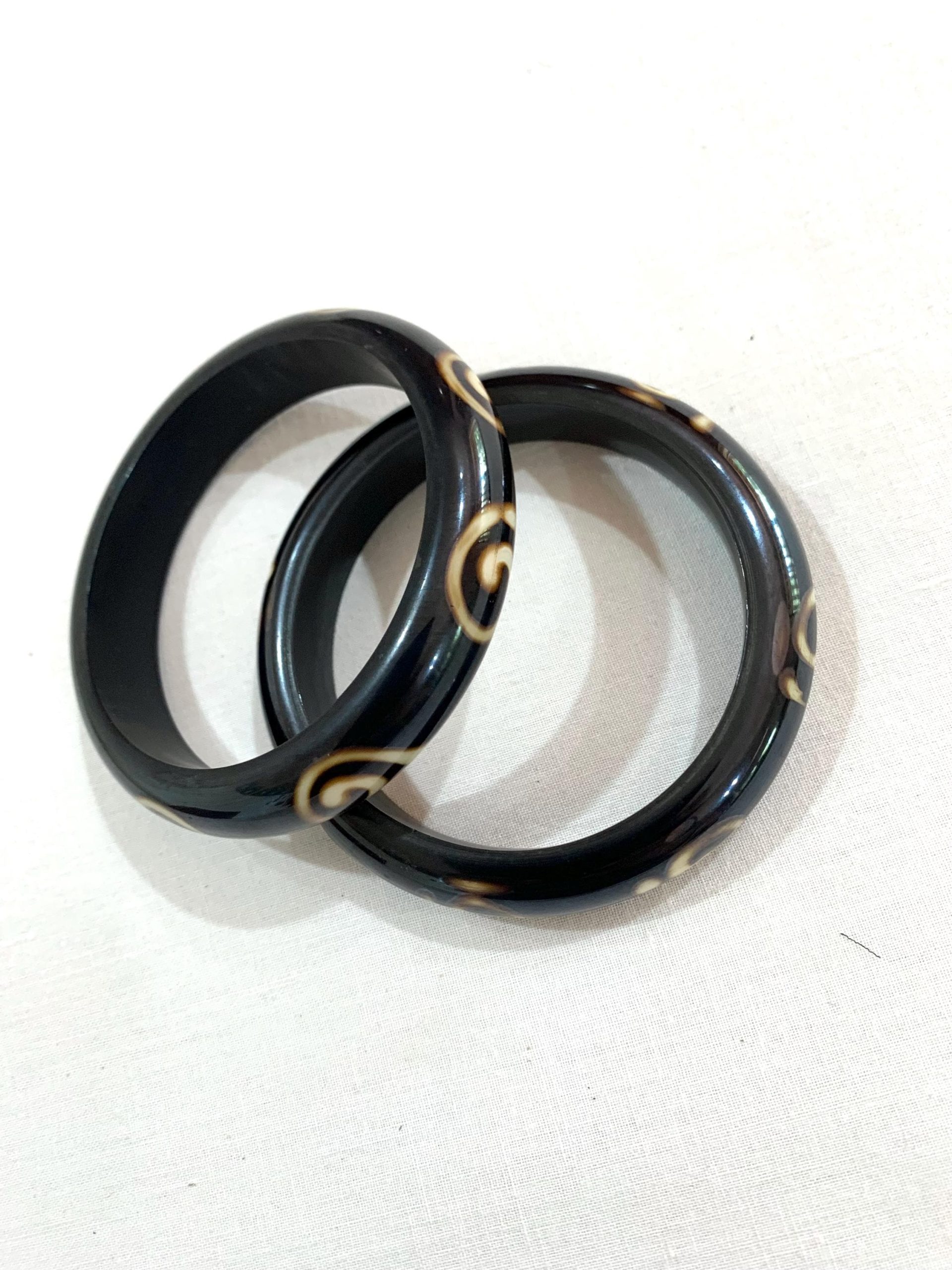 Set of 2 Bangle Swirl Natural Horn Pattern Bangles, Handcrafted Stackable Organic Bracelets, Tribal Polished Horn Jewellery. - Image 2