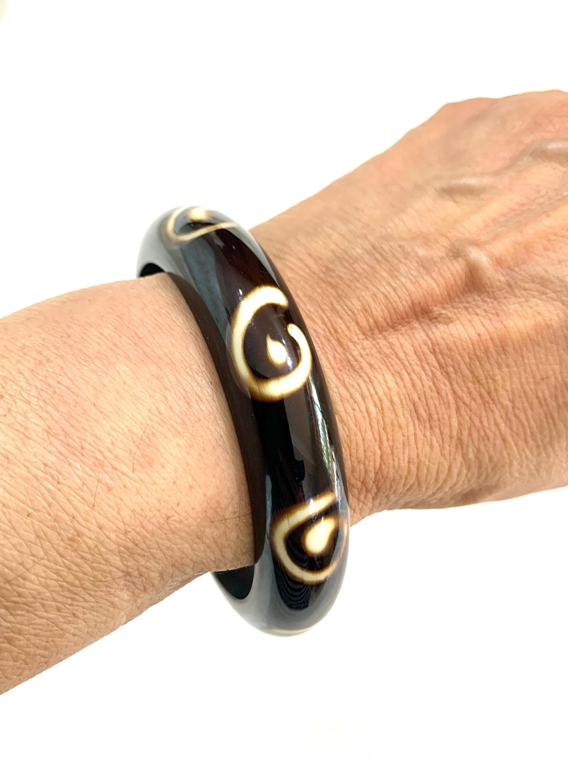 Set of 2 Bangle Swirl Natural Horn Pattern Bangles, Handcrafted Stackable Organic Bracelets, Tribal Polished Horn Jewellery. - Image 3